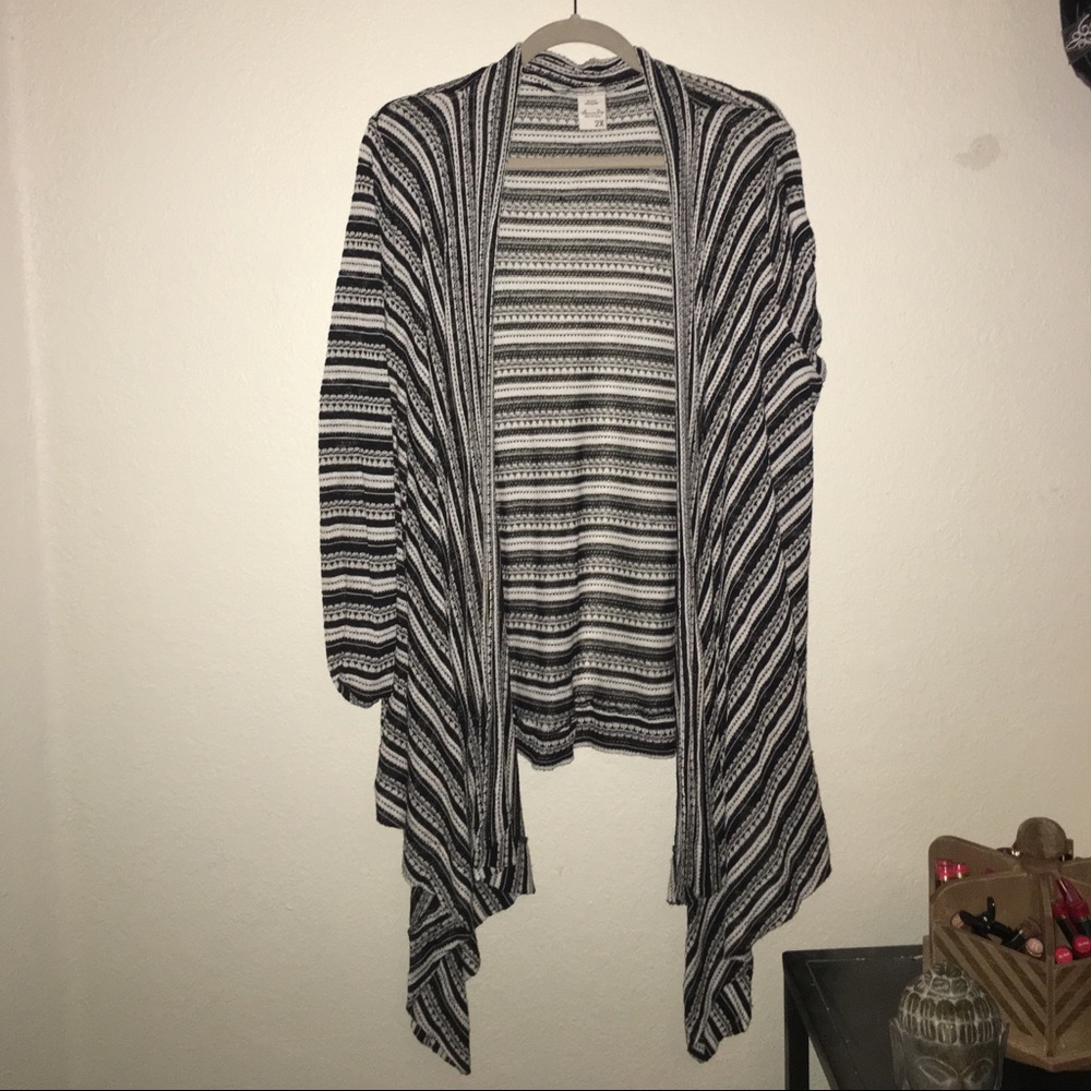 Pretty Black & White Pattern Light Sweater